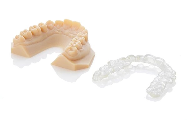 Des modèles dentaires encore plus réalistes grâce l'impression 3D couleur  de Stratasys